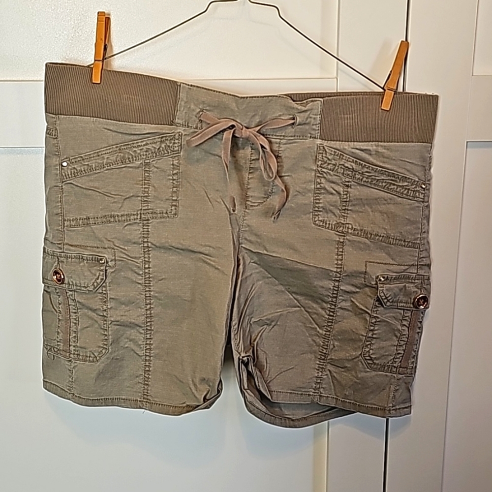 Supper cute One Sone 6 pocket shorts size XL